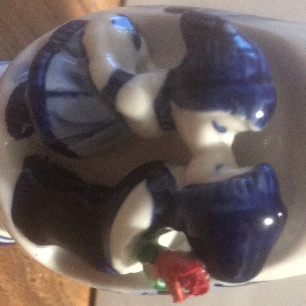 Vintage. Like new Blue Delft Deco. Porcelian vase with kissin children    Hand - Picture 3 of 9